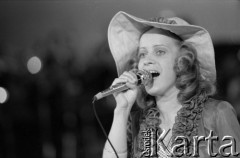 Czerwiec 1976, Zielona Góra, Polska.
Jedna z uczestniczek XII Festiwalu Piosenki Radzieckiej.
Fot. Romuald Broniarek, zbiory Ośrodka KARTA