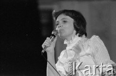 Czerwiec 1976, Zielona Góra, Polska.
Jedna z uczestniczek XII Festiwalu Piosenki Radzieckiej.
Fot. Romuald Broniarek, zbiory Ośrodka KARTA