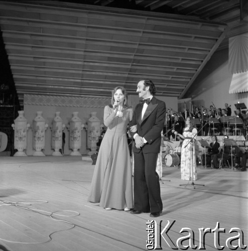 Czerwiec 1976, Zielona Góra, Polska.
 XII Festiwal Piosenki Radzieckiej. Z prawej dyrygent orkiestry festiwalowej Czesław Majewski.
Fot. Romuald Broniarek, zbiory Ośrodka KARTA.