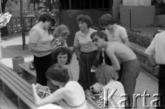 Czerwiec 1980, Zielona Góra, Polska.
Oglądanie zdjęć podczas XVI Festiwalu Piosenki Radzieckiej.
Fot. Romuald Broniarek, zbiory Ośrodka KARTA