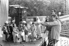 Czerwiec 1980, Zielona Góra, Polska.
Mieczysław Święcicki w czasie próby na XVI Festiwalu Piosenki Radzieckiej.
Fot. Romuald Broniarek, zbiory Ośrodka KARTA