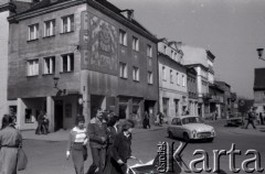 1981, Inowrocław, Polska.
Przechodnie na ulicy. Zdjęcie wykonano podczas eliminacji do XVII Festiwalu Piosenki Radzieckiej w Zielonej Górze. 
Fot. Romuald Broniarek, zbiory Ośrodka KARTA