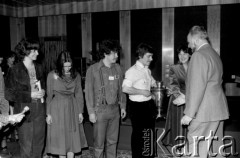 Czerwiec 1981, Zielona Góra, Polska.
XVII Festiwal Piosenki Radzieckiej. Wręczanie nagród.
Fot. Romuald Broniarek, zbiory Ośrodka KARTA