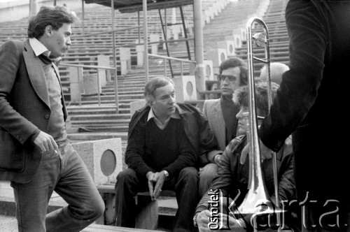 Czerwiec 1981, Zielona Góra, Polska. 
Scenograf Marcin Stajewski (w okularach)  w czasie rozmowy podczas XVII Festiwalu Piosenki Radzieckiej. 
Fot. Romuald Broniarek, zbiory Ośrodka KARTA