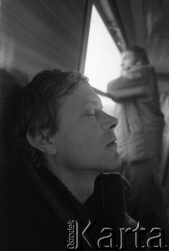 Lata 80., Polska
Śpiący mężczyzna w pociągu.
Fot. Romuald Broniarek, zbiory Ośrodka KARTA