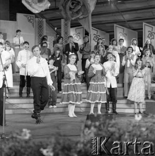 Czerwiec 1982, Zielona Góra, Polska.
Występ zespołowy uczestników XVIII Festiwalu Piosenki Radzieckiej.
Fot. Romuald Broniarek, zbiory Ośrodka KARTA