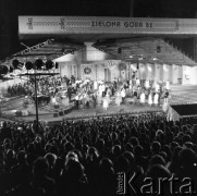 Czerwiec 1982, Zielona Góra, Polska.
Występ zespołowy uczestników XVIII Festiwalu Piosenki Radzieckiej.
Fot. Romuald Broniarek, zbiory Ośrodka KARTA