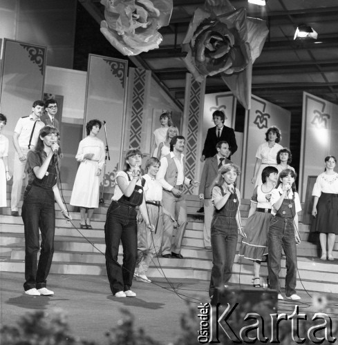 Czerwiec 1982, Zielona Góra, Polska.
XVIII Festiwal Piosenki Radzieckiej. Na scenie żeński kwartet wokalny, w tle pozostali uczestnicy konkursu.
Fot. Romuald Broniarek, zbiory Ośrodka KARTA