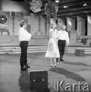 Czerwiec 1982, Zielona Góra, Polska.
XVIII Festiwal Piosenki Radzieckiej. Na scenie śpiewa jedna z laureatek konkursu. Z lewej stoi Paweł Nowak, z prawej Jacek Koszewski.
Fot. Romuald Broniarek, zbiory Ośrodka KARTA
