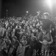 Czerwiec 1982, Zielona Góra, Polska.
Widownia na XVIII Festiwalu Piosenki Radzieckiej. 
Fot. Romuald Broniarek, zbiory Ośrodka KARTA