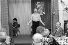 Kwiecień 1983, Inowrocław, woj. bydgoskie, Polska.
Eliminacje do XIX Festiwalu Piosenki Radzieckiej.
Fot. Romuald Broniarek, zbiory Ośrodka KARTA