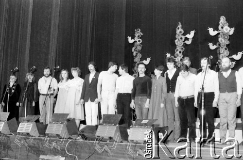 Kwiecień 1983, Inowrocław, woj. bydgoskie, Polska.
Uczestnicy eliminacji do XIX Festiwalu Piosenki Radzieckiej. 
Fot. Romuald Broniarek, zbiory Ośrodka KARTA