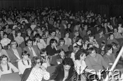 Kwiecień 1983, Inowrocław, woj. bydgoskie, Polska.
Widownia podczas konkursu eliminacyjnego do XIX Festiwalu Piosenki Radzieckiej.
Fot. Romuald Broniarek, zbiory Ośrodka KARTA