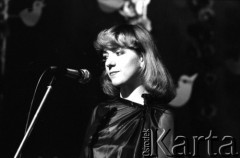 Kwiecień 1983, Inowrocław, woj. bydgoskie, Polska.
Występ podczas eliminacji do XIX Festiwalu Piosenki Radzieckiej. 
Fot. Romuald Broniarek, zbiory Ośrodka KARTA