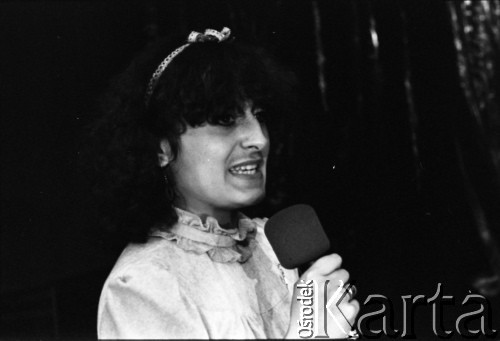 Kwiecień 1983, Tarnów, Polska.
Eliminacje do XIX Festiwalu Piosenki Radzieckiej. Na scenie jedna z uczestniczek eliminacji.
Fot. Romuald Broniarek, zbiory Ośrodka KARTA