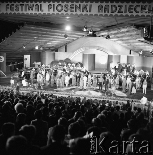 Czerwiec 1983, Zielona Góra, Polska.
Uczestnicy podczas XIX Festiwalu Piosenki Radzieckiej. 
Fot. Romuald Broniarek, zbiory Ośrodka KARTA
