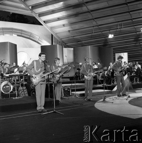 Czerwiec 1983, Zielona Góra, Polska.
Występ zespołu muzyczno-wokalnego w mundurach na XIX Festiwalu Piosenki Radzieckiej.
Fot. Romuald Broniarek, zbiory Ośrodka KARTA
