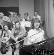 Czerwiec 1983, Zielona Góra, Polska.
XIX Festiwal Piosenki Radzieckiej. Ałła Pugaczowa śpiewa i gra na fortepianie. 
Fot. Romuald Broniarek, zbiory Ośrodka KARTA