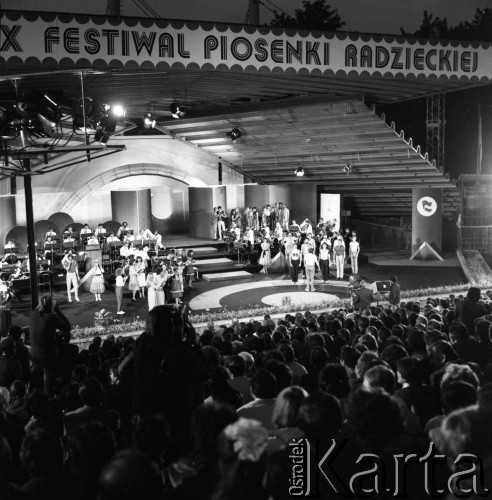 Czerwiec 1983, Zielona Góra, Polska.
XIX Festiwal Piosenki Radzieckiej. Na scenie grupa uczestników konkursu. 
Fot. Romuald Broniarek, zbiory Ośrodka KARTA