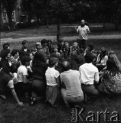 Czerwiec 1983, Zielona Góra, Polska.
XIX Festiwal Piosenki Radzieckiej. Grupowe zdjęcie uczestników festiwalu w plenerze. 
Fot. Romuald Broniarek, zbiory Ośrodka KARTA