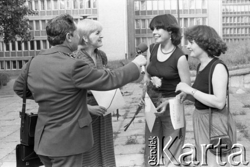 Czerwiec 1983, Zielona Góra, Polska.
XIX Festiwal Piosenki Radzieckiej. Wywiad z laureatkami konkursu.
Fot. Romuald Broniarek, zbiory Ośrodka KARTA