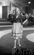 Czerwiec 1983, Zielona Góra, Polska.
Laureatka XIX Festiwalu Piosenki Radzieckiej na scenie. 
Fot. Romuald Broniarek, zbiory Ośrodka KARTA