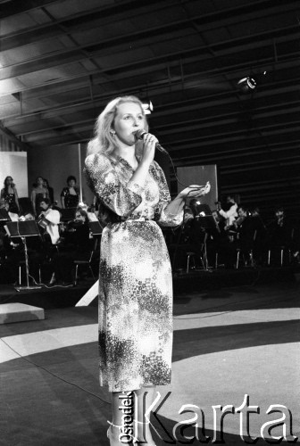 Czerwiec 1983, Zielona Góra, Polska.
XIX Festiwal Piosenki Radzieckiej. Na scenie solistka.
Fot. Romuald Broniarek, zbiory Ośrodka KARTA