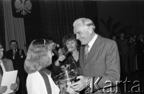 Czerwiec 1983, Zielona Góra, Polska.
XIX Festiwalu Piosenki Radzieckiej. Wręczenie nagród. 
Fot. Romuald Broniarek, zbiory Ośrodka KARTA