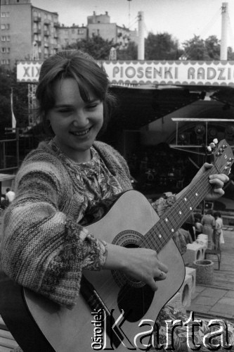 Czerwiec 1983, Zielona Góra, Polska.
XIX Festiwal Piosenki Radzieckiej. Piosenkarka z gitarą, uczestniczka konkursu. 
Fot. Romuald Broniarek, zbiory Ośrodka KARTA