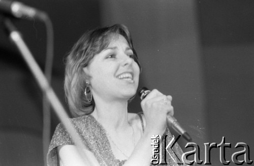 Kwiecień 1984, Radom, Polska.
Uczestniczka podczas eliminacji do XX Festiwalu Piosenki Radzieckiej.
Fot. Romuald Broniarek, zbiory Ośrodka KARTA