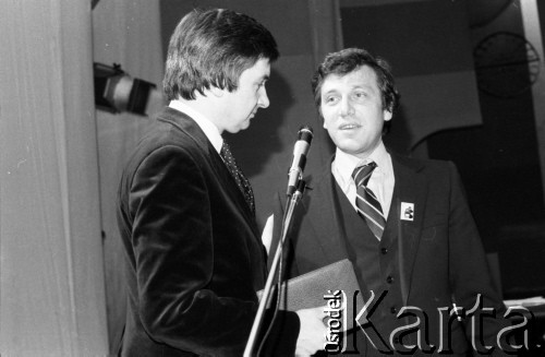 Kwiecień 1984, Radom, Polska.
Występ podczas eliminacji do XX Festiwalu Piosenki Radzieckiej. 1. z lewej konferansjer Tadeusz Sznuk.
Fot. Romuald Broniarek, zbiory Ośrodka KARTA