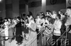 Kwiecień 1984, Radom, Polska.
Uczestnicy podczas występu na eliminacjach do XX Festiwalu Piosenki Radzieckiej. Na scenie uczestnicy eliminacji.
Fot. Romuald Broniarek, zbiory Ośrodka KARTA