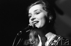Maj 1984, Inowrocław, woj. bydgoskie, Polska.
Uczestniczka eliminacji do XX Festiwalu Piosenki Radzieckiej. 
Fot. Romuald Broniarek, zbiory Ośrodka KARTA