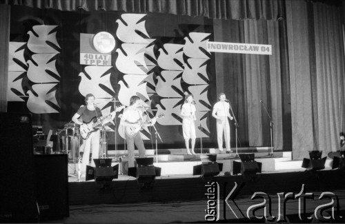 Maj 1984, Inowrocław, woj. bydgoskie, Polska.
Występ zespołu na eliminacjach do XX Festiwalu Piosenki Radzieckiej.
Fot. Romuald Broniarek, zbiory Ośrodka KARTA