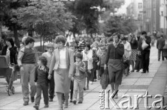 Czerwiec 1984, Zielona Góra, Polska.
Kobieta prowadząca grupę dzieci. Zdjęcie wykonano podczas XX Festiwalu Piosenki Radzieckiej.
Fot. Romuald Broniarek, zbiory Ośrodka KARTA
