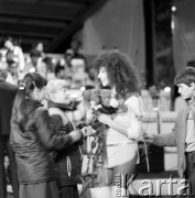Czerwiec 1984, Zielona Góra, Polska.
XX Festiwal Piosenki Radzieckiej. Dzieci wręczające kwiaty piosenkarce.
Fot. Romuald Broniarek, zbiory Ośrodka KARTA