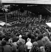 Czerwiec 1984, Zielona Góra, Polska.
XX Festiwal Piosenki Radzieckiej. Publiczność ogląda występ zespołu tanecznego.
Fot. Romuald Broniarek, zbiory Ośrodka KARTA