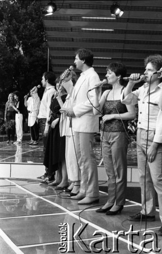 Czerwiec 1985, Zielona Góra, Polska.
XXI Festiwal Piosenki Radzieckiej. Na scenie grupa wokalistów.
Fot. Romuald Broniarek, zbiory Ośrodka KARTA