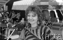 Czerwiec 1985, Zielona Góra, Polska.
Uczestniczka XXI Festiwalu Piosenki Radzieckiej. Na drugim planie orkiestra.
Fot. Romuald Broniarek, zbiory Ośrodka KARTA