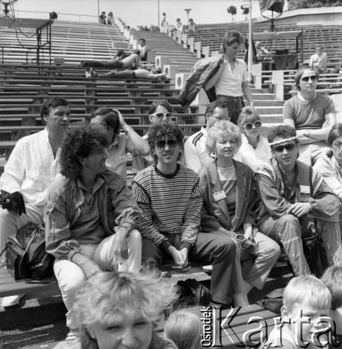 Czerwiec 1986, Zielona Góra, Polska.
Uczestnicy XXII Festiwalu Piosenki Radzieckiej na widowni. 2. z lewej Walentin Leontiew. 5. z prawej piosenkarka z Estonii Marju Länik.
Fot. Romuald Broniarek, zbiory Ośrodka KARTA