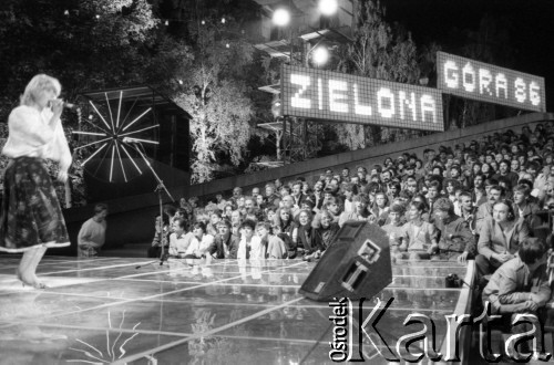 Czerwiec 1986, Zielona Góra, Polska.
XXII Festiwal Piosenki Radzieckiej. Widok sceny i widowni.
Fot. Romuald Broniarek, zbiory Ośrodka KARTA