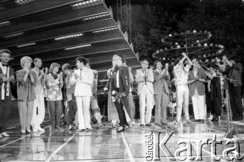 1986, Zielona Góra, Polska.
Uczestnicy XXII Festiwalu Piosenki Radzieckiej. Na środku sceny z kwiatami stoi Maryla Rodowicz.
Fot. Romuald Broniarek, zbiory Ośrodka KARTA