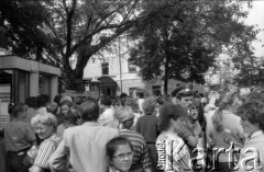 1988, Witebsk, Białoruska Socjalistyczna Republika Radziecka.
Przechodnie. Zdjęcie wykonano podczas I Wszechzwiązkowego Festiwalu Polskiej Piosenki.
Fot. Romuald Broniarek, zbiory Ośrodka KARTA
