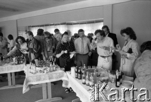 1988, Witebsk, Białoruska Socjalistyczna Republika Radziecka.
Poczęstunek dla uczestników I Wszechzwiązkowego Festiwalu Polskiej Piosenki. Przy stoliku 1. z lewej stoi Janusz Stokłosa, 2. Michał Bajor, 3. Maryla Rodowicz. 2. z prawej Włodzimierz Korcz.
Fot. Romuald Broniarek, zbiory Ośrodka KARTA