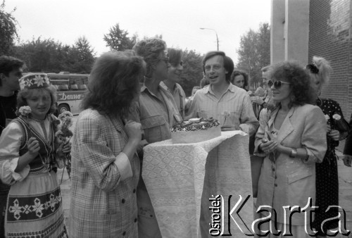 1988, Witebsk, Białoruska Socjalistyczna Republika Radziecka.
Uczestnicy I Wszechzwiązkowego Festiwalu Polskiej Piosenki. 2. z lewej Zbigniew Wodecki (trzyma tort), 4. Alicja Majewska, z tyłu za nią Maryla Rodowicz. 
Fot. Romuald Broniarek, zbiory Ośrodka KARTA