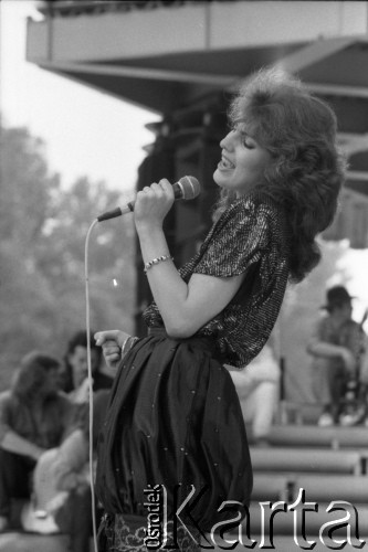 1988, Witebsk, Białoruska Socjalistyczna Republika Radziecka.
Występ solowy podczas I Wszechzwiązkowego Festiwalu Polskiej Piosenki. 
Fot. Romuald Broniarek, zbiory Ośrodka KARTA