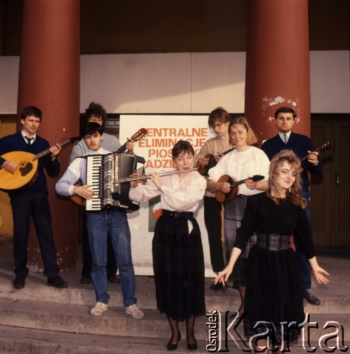 1989, Radom, Polska.
Uczestnicy eliminacji do XXV Festiwalu Piosenki Radzieckiej w Zielonej Górze. 
Fot. Romuald Broniarek, zbiory Ośrodka KARTA