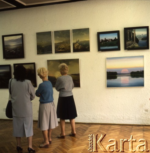 1989, Zielona Góra, Polska.
Kobiety oglądają wystawę obrazów. Zdjęcie wykonano podczas XXV Festiwalu Piosenki Radzieckiej. 
Fot. Romuald Broniarek, zbiory Ośrodka KARTA
