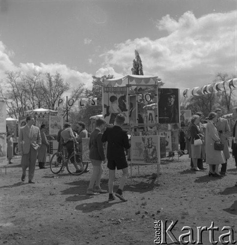 Maj 1956, Warszawa, Polska.
Warszawiacy oglądają plenerową wystawę plakatów filmowych, zorganizowaną podczas kiermaszu książki.
Fot. Romuald Broniarek, zbiory Ośrodka KARTA