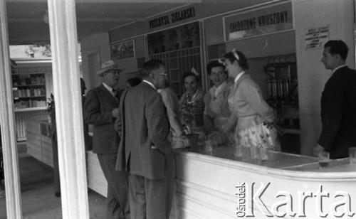 Czerwiec 1956, Poznań, Polska.
Targi Poznańskie, stoisko z produktami przemysłu zielarskiego.
Fot. Romuald Broniarek, zbiory Ośrodka KARTA